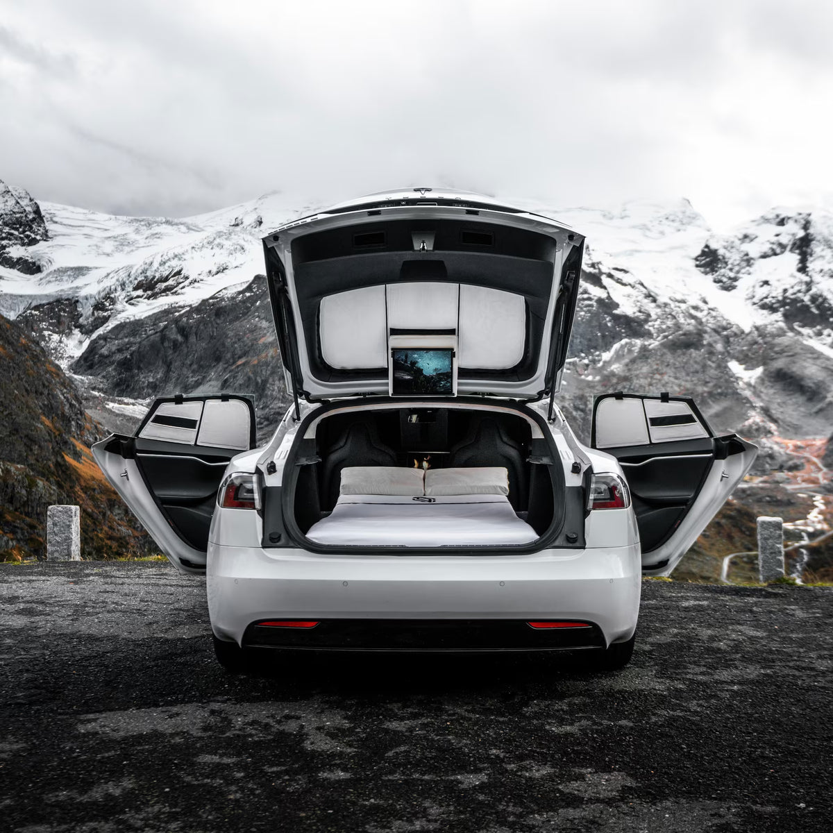 Dreamcase Classic car bed mattress inside Tesla Model S with windowblinds in Mountain View 